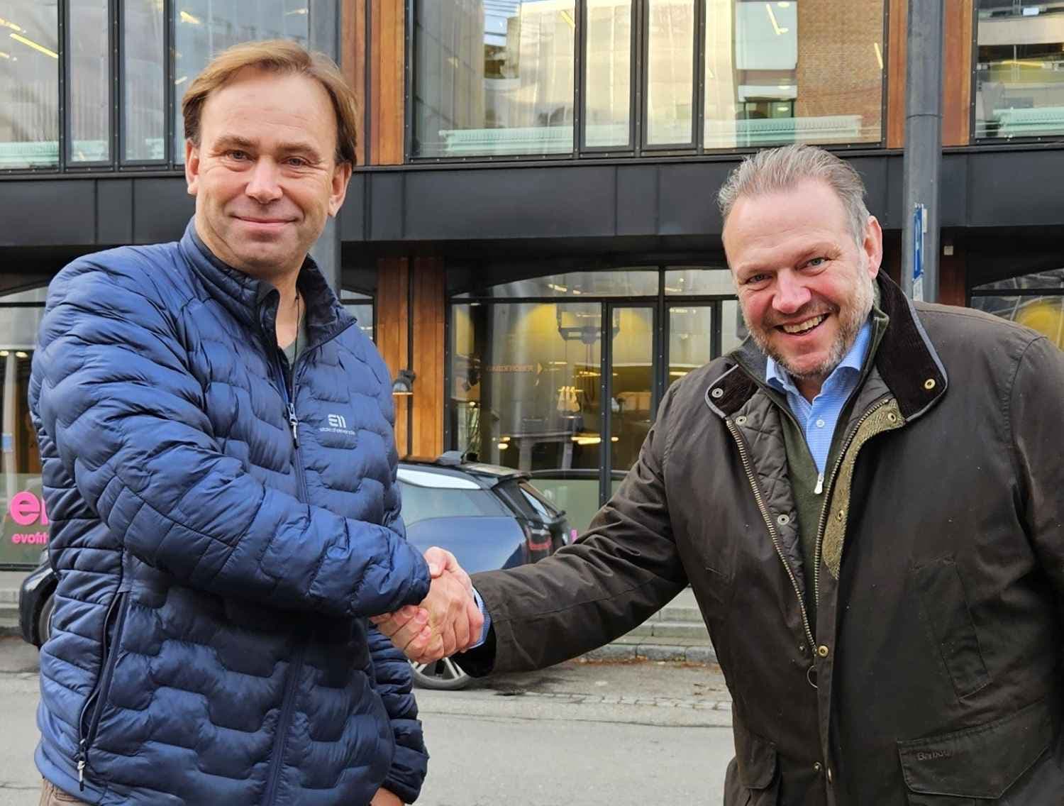 Fra venstre: Jon Strand (Posiedon Properties) og Øyvind Øveraas (Betonmast) har nå inngått avtale om bygging av leilighetene på Linjen på Holtet.